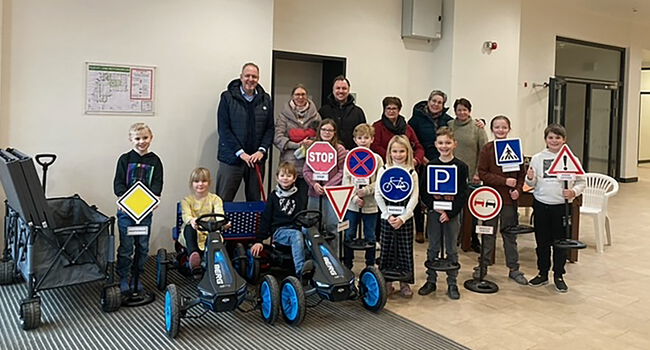 Die Kinder der GGS Im Steinfeld freuen sich über neue Spielgeräte.