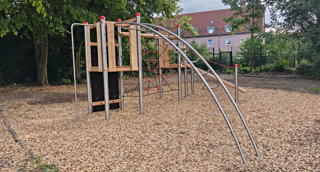 Das neue Spielgerüst der GGS Im Steinfeld auf dem hinteren Schulhof